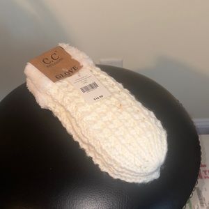 C.C. exclusives White Winter Holiday Gloves NWT Perfect Gift